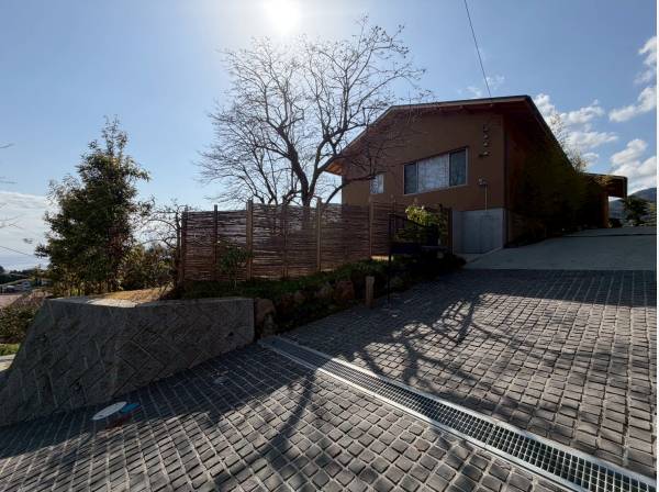 カースペースはゆとりの3台分、オーシャンビューを望む邸宅