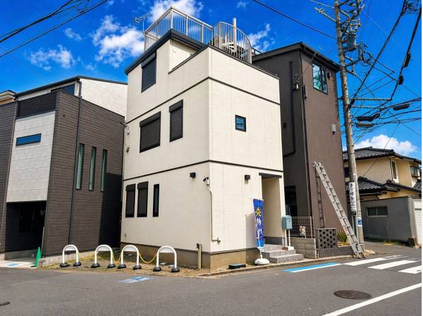 シンプルな外観が街並みに映えるスタイリッシュな佇まい。