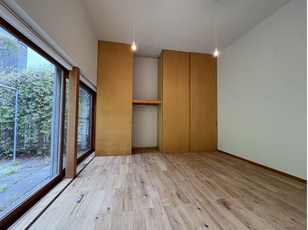 洋間です、天井までのオーダー建具