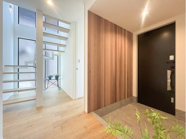 木のアクセントとスケルトン階段がお洒落な玄関スペース