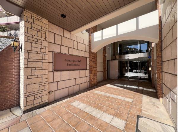 タイル張りの重厚感のあるマンションエントランス