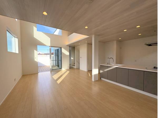 オープンキッチンはリビングを見渡すことができます