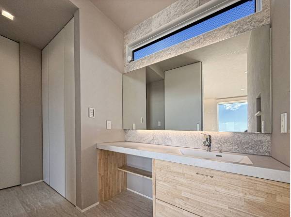 パウダールームは洗面台も広く、鏡も特大サイズです