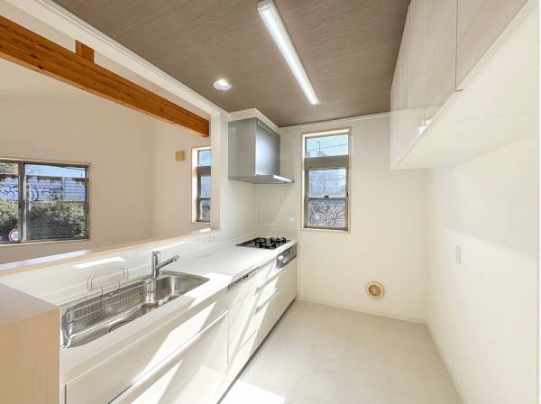 吊戸棚が完備された収納豊富な対面式キッチン