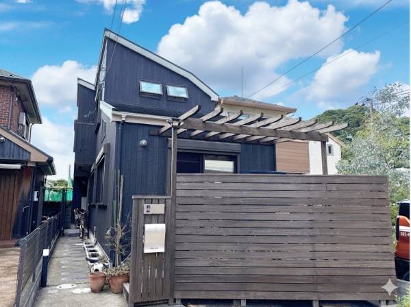 ネイビーの外観にウッドの質感が調和したバランスのとれたお住まい