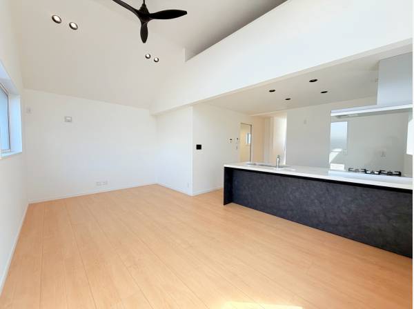 2階LDKは17.7帖の洗練された空間、吹抜けで明るいお部屋に