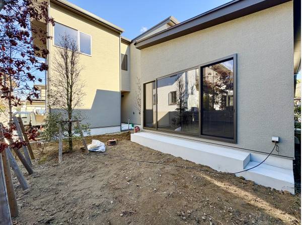 大きなお庭でバーベキューや家庭菜園などお楽しみいただけます