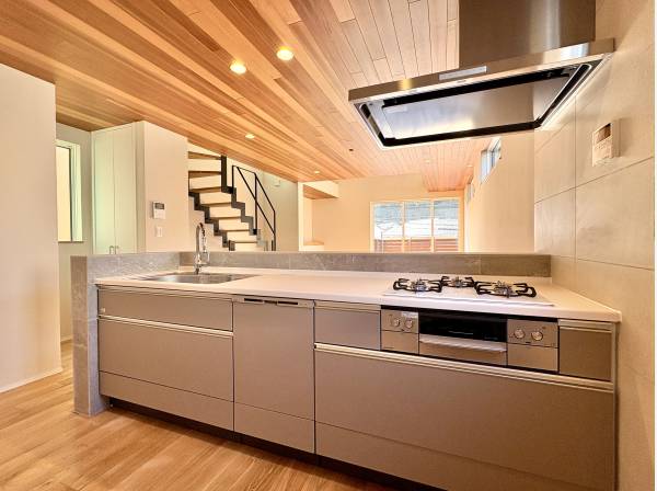 対面式システムキッチンは食洗機と浄水器付き