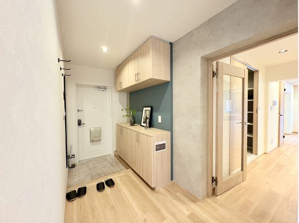 収納に、ウォールハンガー、全身鏡のある機能性ある玄関