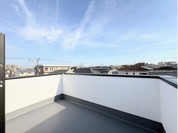 アウトドアも楽しめるルーフバルコニー