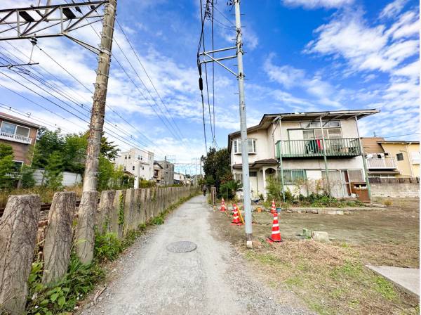 目の前は線路　風情の感じる前面道路です