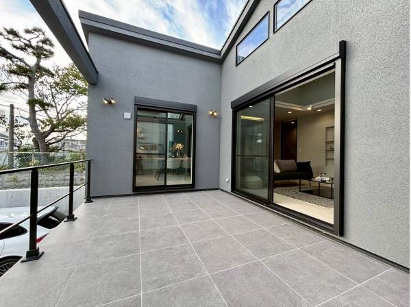 南向きのテラス/テーブルを置いて休日はのんびりお過ごしください