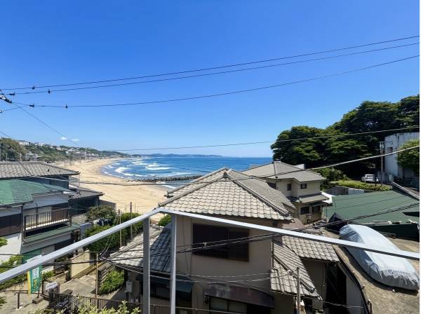 砂浜と海と緑とコントラストが美しい景色が広がります