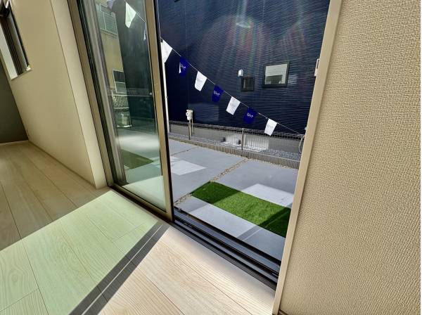 駐車場の横にリビングがありますので、荷物の出し入れが便利ですよ！