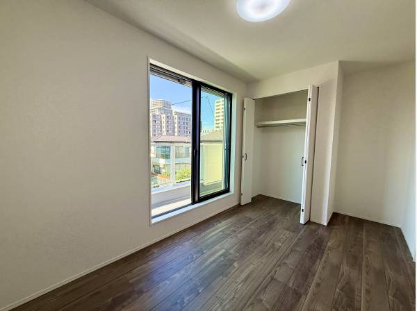 洋室も明るいお部屋になっております！