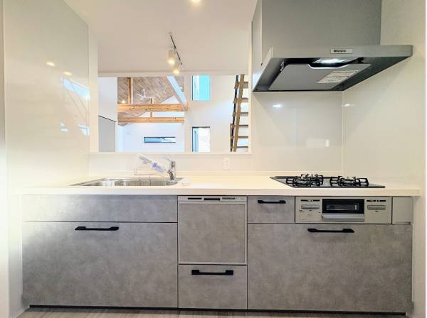 家族との会話が弾む対面式キッチン