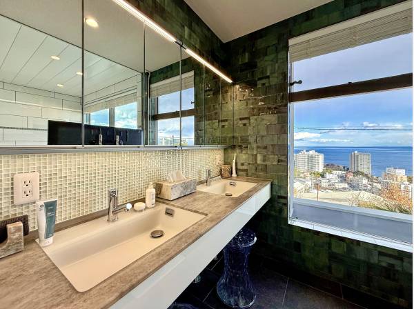 洗面化粧台もツインボウルタイプで、贅沢にご利用頂けます