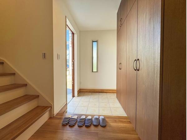 シャキッとした玄関ホール。