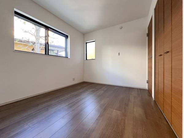 木質感のあるデザインが落ち着く洋室