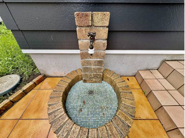 玄関前の水洗も素敵ですね！