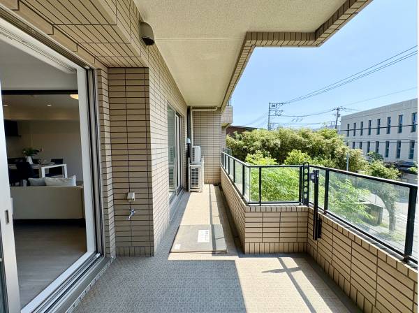 バルコニーはゆとりがあり、心地よい海風を感じます