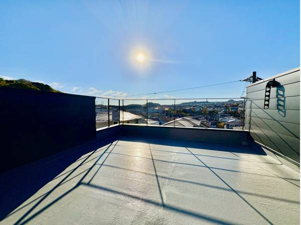 目線一杯に広がる青い空と鎌倉の緑