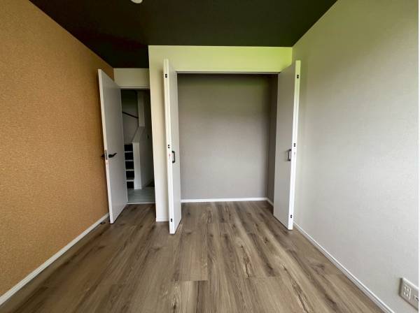 各お部屋には備え付けの収納スペースがございます！
