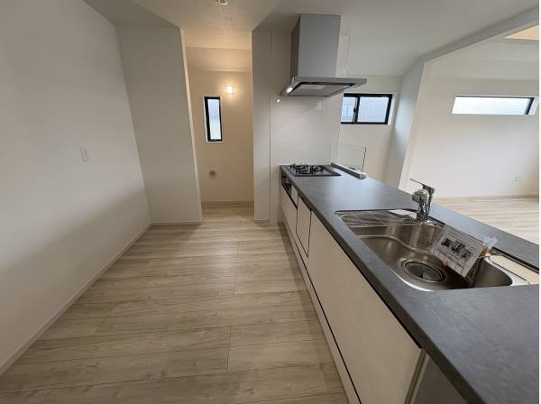 キッチンは広くて横にはパントリーが有ります。