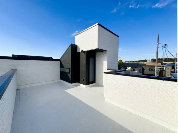 休日にはBBQやプールなどを楽しめるルーフバルコニー付き