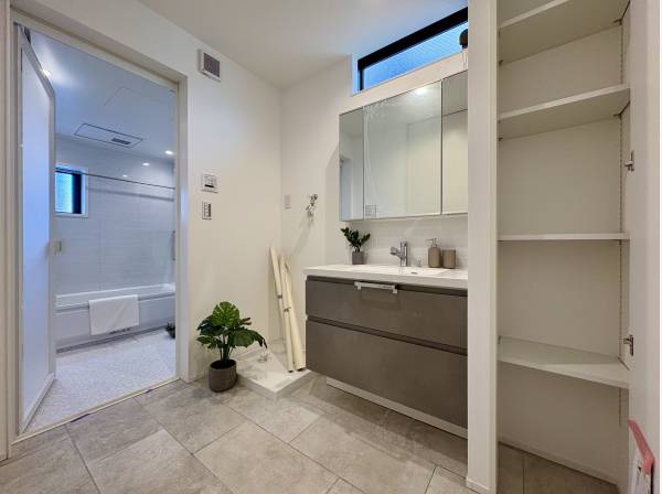 パウダールームもゆとりある広さ