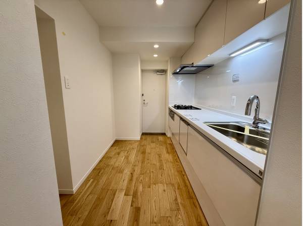 キッチンから専用ポーチへ出入り可能！家事動線もスムーズです