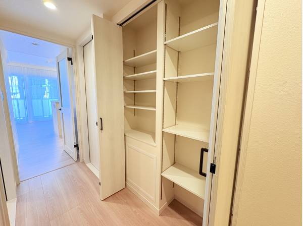 廊下スペースにもうまく収納付いてます！