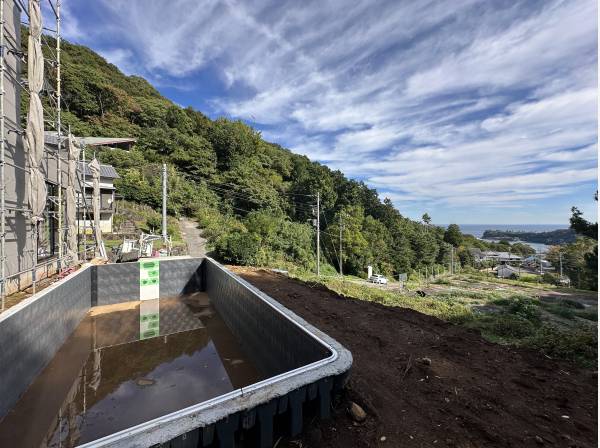 プライベートプールに浸かりながら望む贅沢な景色