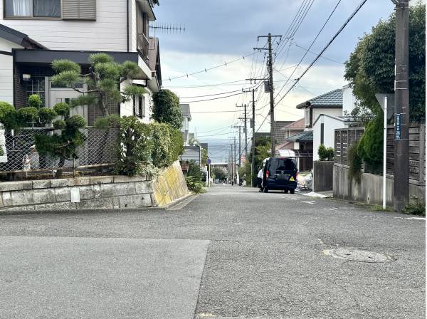 目の前の道路から海が見えました
