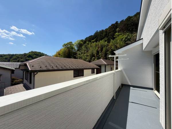 開放感のある青空と緑豊かな自然を望むバルコニー