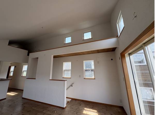 窓が多いので、明るいですよ！リフォーム前です！2回見てもいいですね！