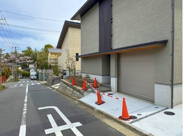 家の前の道路の様子。少し先に桜が見えます。毎年春が楽しみな道です。