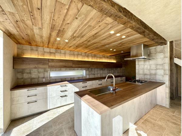 収納も豊富ですっきり使えるスタイリッシュなキッチン