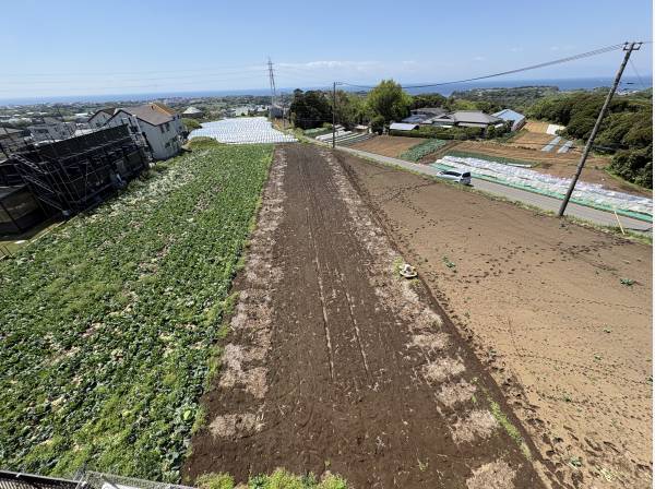 家の隣は畑が広がり、その先に海が見えますよ！