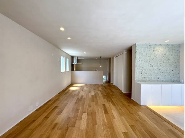 約21帖のLDKには、光と奥行きをデザインした心地よさがあります。