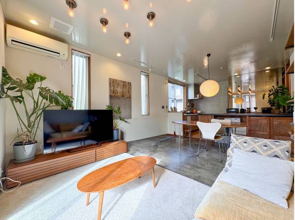 １階リビングは素材にこだわったシックな仕上がり