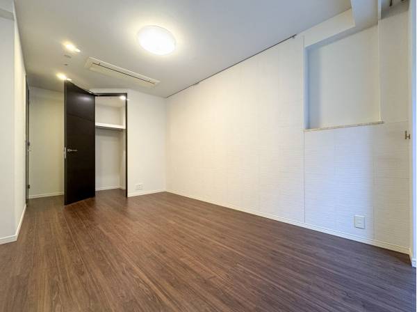 WICが完備された8帖超のベッドルームは大きなベッドで心地よい休息を