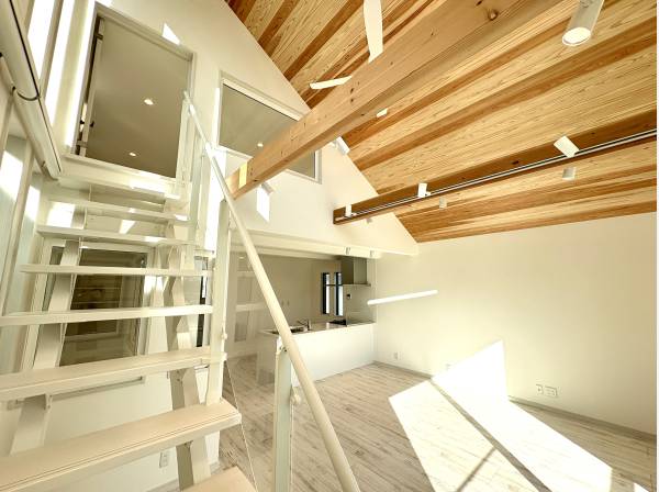 木の質感と白い階段が調和し暮らしに軽やかな動きを与えるリビング