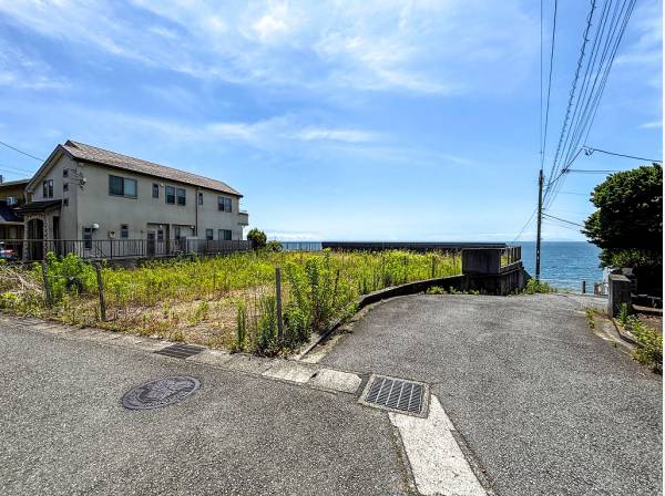 見通しの良い角地で車の出入りも楽々
