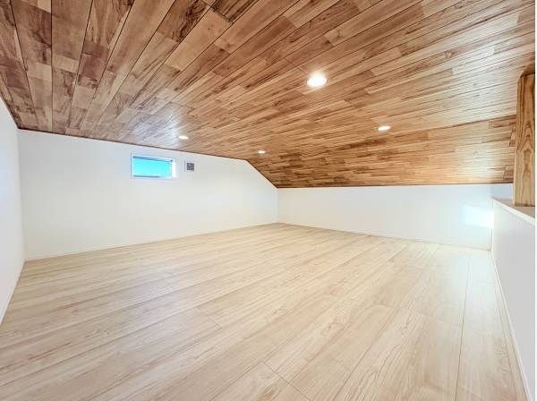 固定花壇の小屋裏収納、小窓からは富士山を望みます！