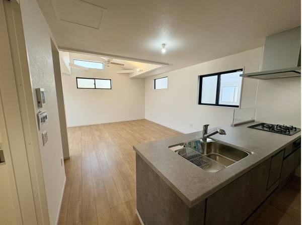 お料理中もご家族の様子が見渡せる、開放感のあるキッチンスペース