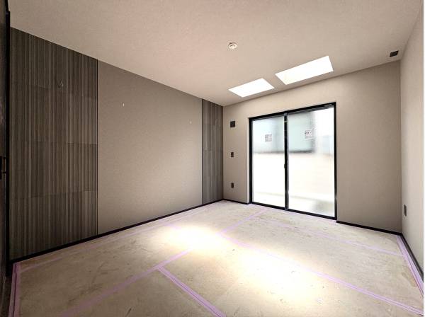 天窓付きの主寝室