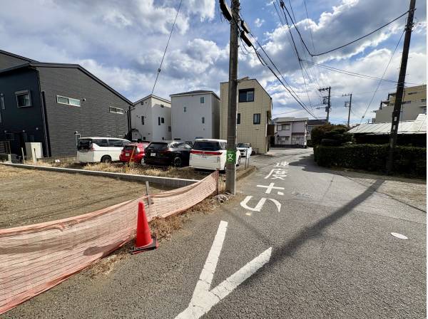 全面道路は車の出入りがしやすくなっています