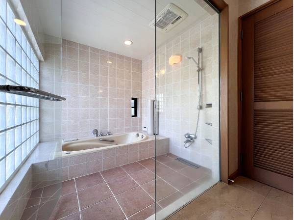 ガラス張りのバスルームで非日常に浸ってください