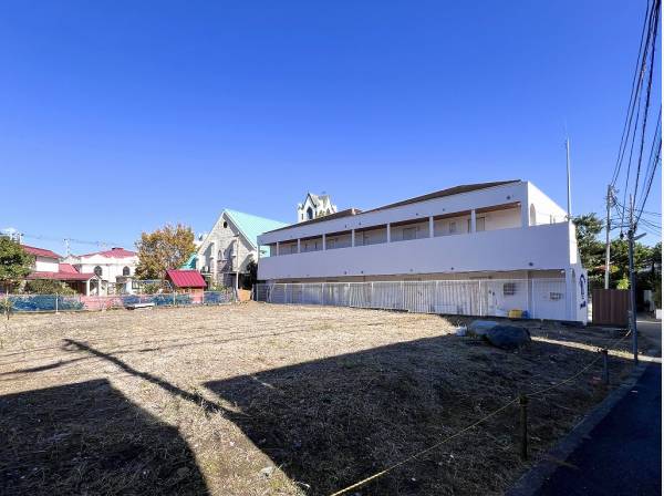 現在裏手には幼稚園の園庭が広がり光が抜ける開放感を感じます